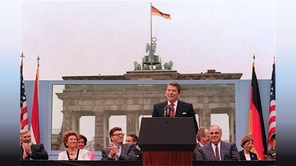 1987年6月12日美国总统里根在西柏林勃兰登堡门发表演说“推倒这堵墙”。