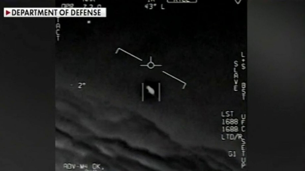 该图显示的是美国海军2004年用录像捕捉到的一个UFO。（图片来源：美国国防部）