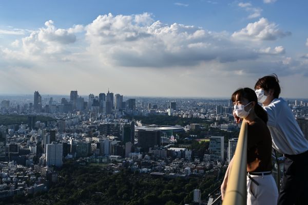 2020年8月26日，2位遊客在觀景臺俯瞰東京。