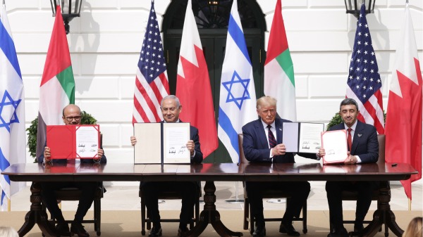 川普总统在白宫主持以色列与阿联酋和巴林关系正常化仪式（图片来源：Alex Wong/Getty Images）