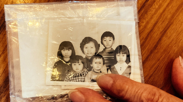 婆婆出示当年她和五名子女的照片，表示40年前，六人在罗湖火车站受人恩惠，如今想当面向恩人道谢。（图片来源：连桷璋区议员脸书）