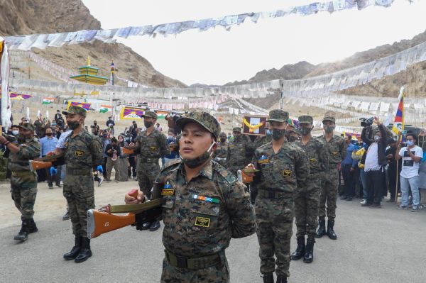 2020年9月7日，印度士兵在藏族印度特种部队士兵丹增尼玛葬礼上致以敬意。
