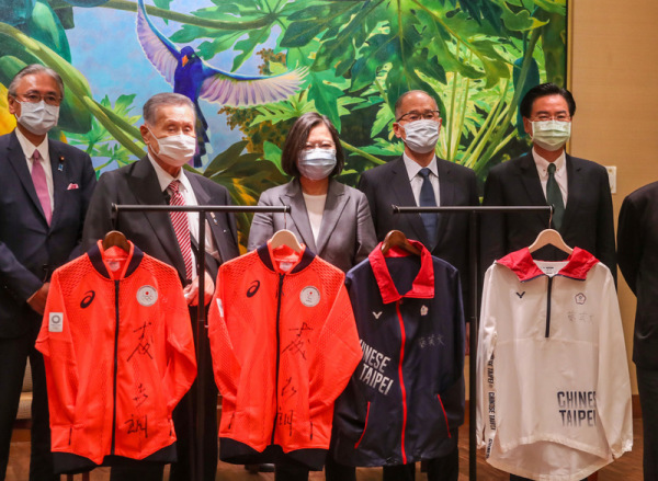 前日本首相森喜朗（左2）18日率團搭機訪台，蔡英文（中）傍晚在總統府接見森喜朗訪團，雙方互贈東京奧運中華台北及日本代表隊制服。