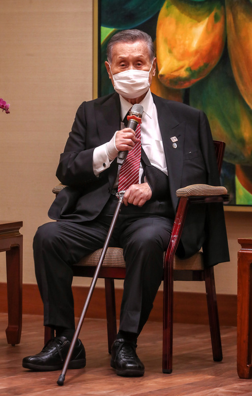 前日本首相森喜朗（前左）18日率团访问台湾，傍晚赴总统府会见总统蔡英文，19日将会出席故总统李登辉的告别追思礼拜。