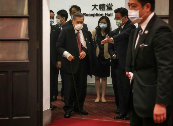 前日本首相森喜朗（前左）18日率團訪臺，19日將出席故總統李登輝的告別追思禮拜，本就患有宿疾的森喜朗日前在家摔傷，但仍堅持來臺，表達對李登輝的尊敬。