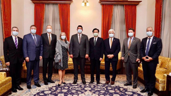 外交部长吴钊燮（右4）18日在台北宾馆会见美国国务院次卿柯拉克（左5）访团，美国在台协会（AIT）处长郦英杰（左3）随行。