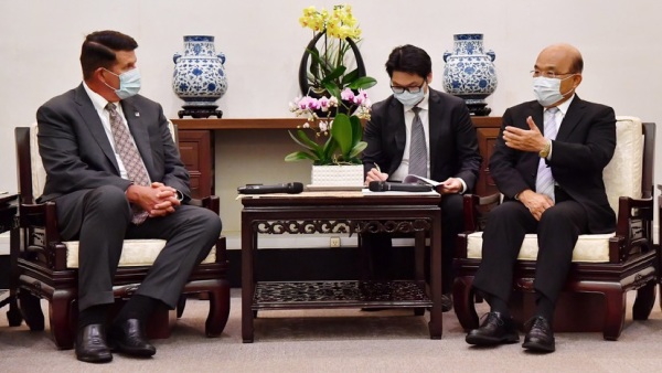 行政院长苏贞昌（右）18日下午接见美国国务院次卿柯拉克（左）访团，就台美双方共同面对的挑战、经济相关议题与未来合作交换意见。