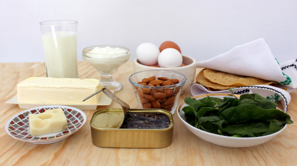 平時可多吃高鈣食物，如：牛奶、豆漿、乳酪、堅果。