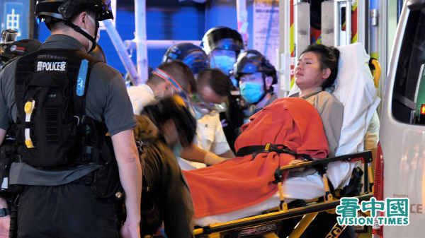 香港8.31太子站事件一周年夜晚，一名警员推倒一名孕妇，其后以拘捕拘捕其丈夫，孕妇则被送院治理。