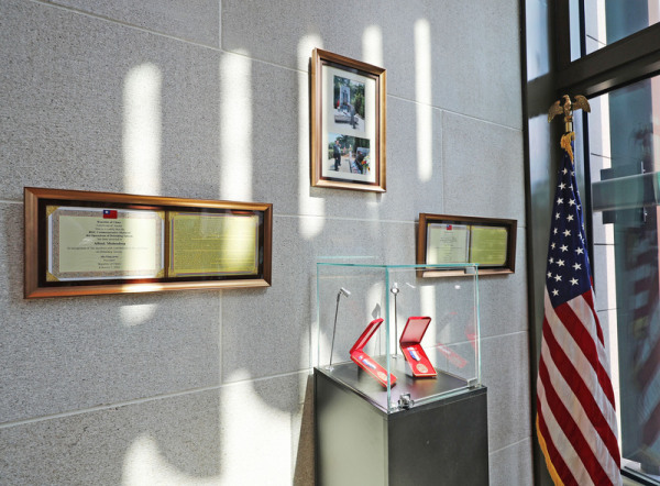 美國在台協會2日在大廳設立紀念專區，感念自1949年以來126位為保衛台灣不幸殉職犧牲的美國官兵。