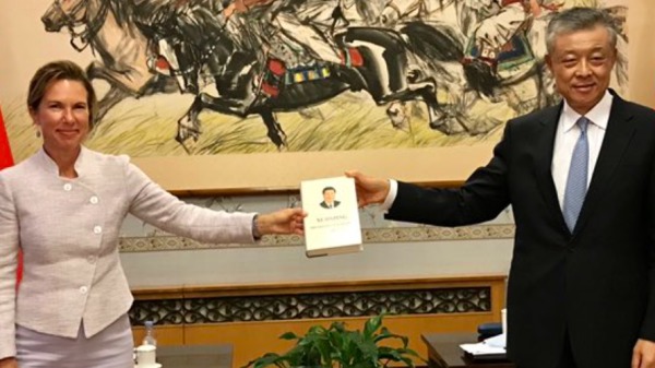 2020年9月16日，英国驻华大使吴若兰在推特上贴出一张与中国驻英国大使吴晓明的合影。照片中，两人合拿一本《习近平谈治国理政》
