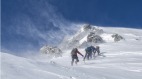 意外失雙腿未言棄 俄男徒手登歐洲最高峰(圖)