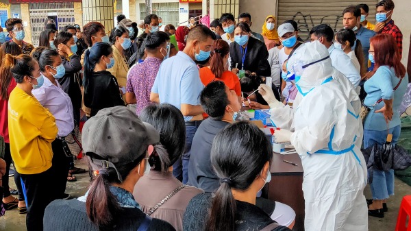 雲南省瑞麗市市民被要求全民檢測。