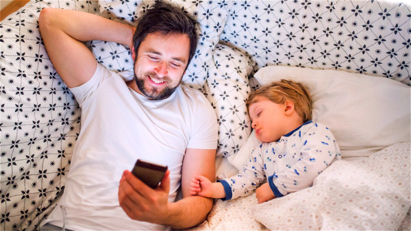 晚上睡覺前不要玩手機，也不要看讓情緒激動興奮的電視或書籍。