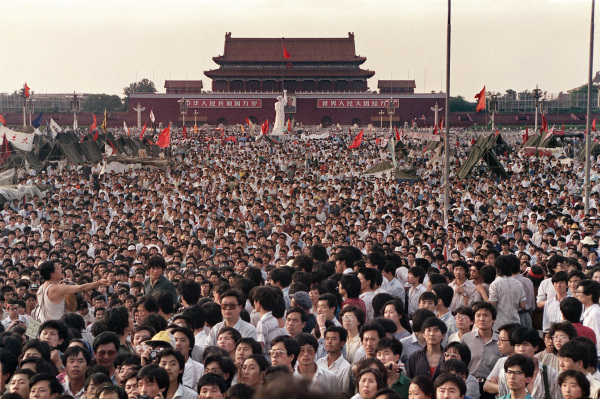 1989年6月2日，成千上萬的中國人聚集在天安門廣場，圍繞著十米長的自由女神像（C），即民主女神，儘管北京實行戒嚴，但仍要求民主