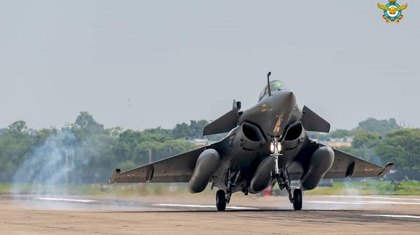 印度飙风战机刚降落安巴拉基地