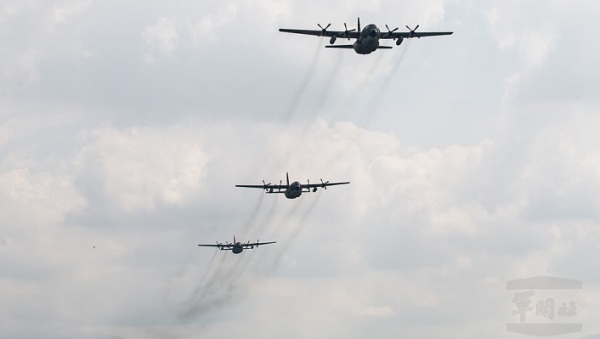 C-130H型機以編隊方式起飛，展現壯闊氣勢。