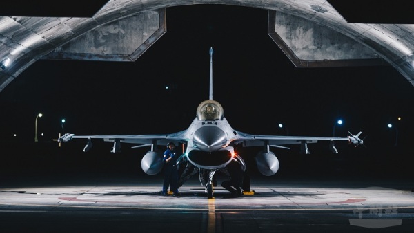 空军F-16战机在花莲待命起飞。