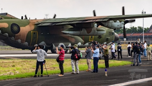 空軍第六混合聯隊22日邀訪媒體前往屏東基地，參訪C-130H型機動態操演。