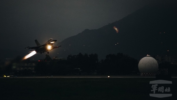 空军花莲基地F-16战机清晨起飞。