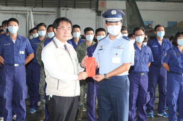 22日下午，台南市長黃偉哲（前左）赴空軍台南基地勞軍、致贈加菜金，由空軍第一戰術戰鬥機聯隊聯隊長陳世輝（前右）代表接受。