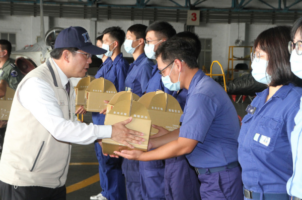 22日下午，台南市長黃偉哲（左）到空軍台南基地勞軍，贈送禮盒給官兵。