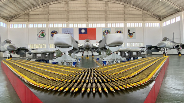 澎湖馬公基地「天駒部隊」22日在機棚中展出中山科學研究院自行研製的萬劍彈，還有3架IDF經國號戰機，及天劍二型飛彈、AIM-9P4響尾蛇飛彈等裝備。