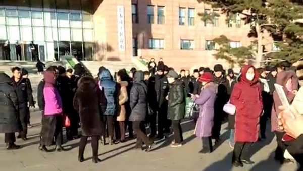 2018年11月28日，吉林省长春市外（九台、农安、榆树、德会）区县的百多名退休及在职老师，集体到长春市政府大门前示威维权。
