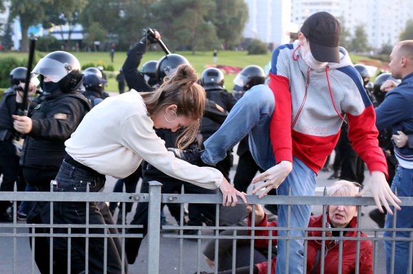 2020年9月23日，白俄罗斯执法人员暴力驱散反对派抗议者。