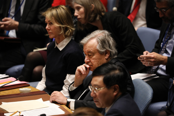 联合国秘书长古特雷斯（中）和美国常驻联合国大使凯利·克拉夫特（左）出席2020年1月9日举行的联合国安理会会议。