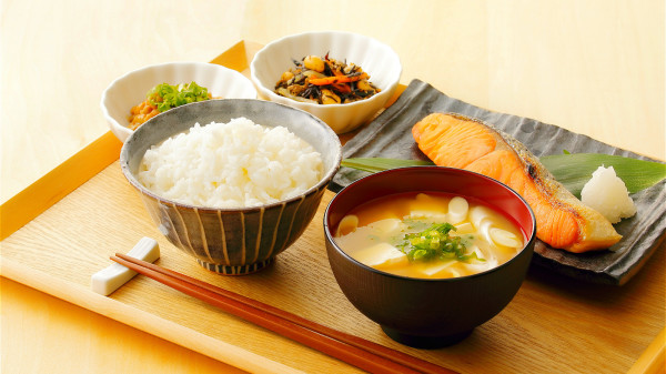 日本飲食少油、少鹽、少調味品，使各種飲食材料能保留原味和營養。