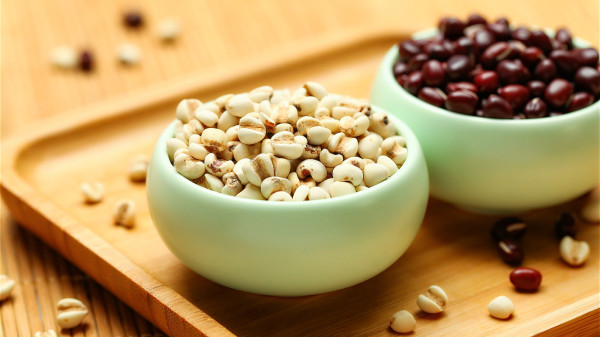 湿气重，可以多吃一些赤小豆、薏米等食物祛湿。