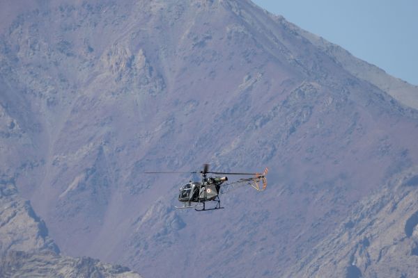 2020年9月10日，一架印度直升机飞越中印边境的地区列城（Leh）的山脉上空。