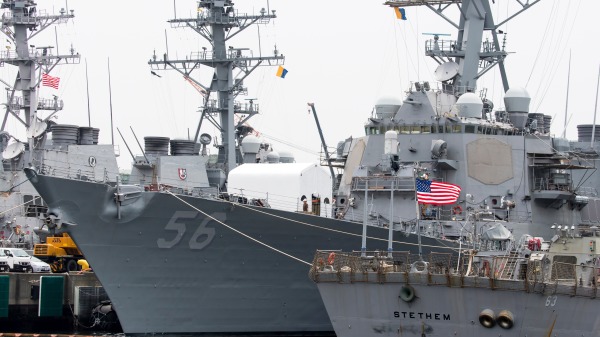 2019年6月1日，美军麦凯恩号驱逐舰停泊在日本横须贺海军基地的一个码头上。（图片来源：Tomohiro Ohsumi/Getty Images）