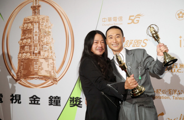 第55届金钟奖颁奖典礼26日在台北国父纪念馆举行，综艺节目主持人奖由公视节目“台湾金颂”主持人浩子（谢炘昊）（右起）、乱弹阿翔（陈泰翔）获得。