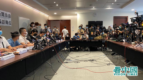 9月27日，香港网络新闻工作者联盟召开记者会，联盟发言人林匡正（左三）批评警方带头制造不公。（图片来源：李明/看中国）