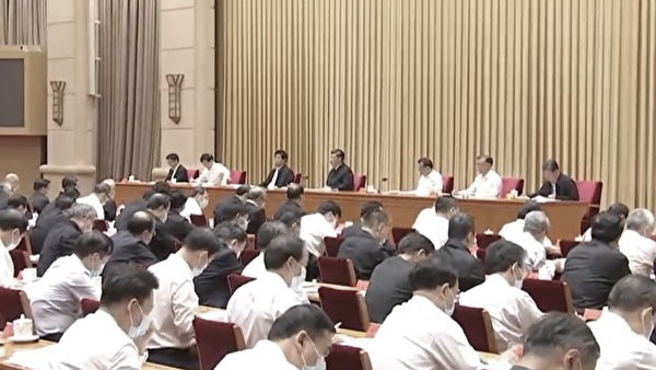 9月25日-26日，中共召開新疆工作會議，7名政治局常委全部亮相。