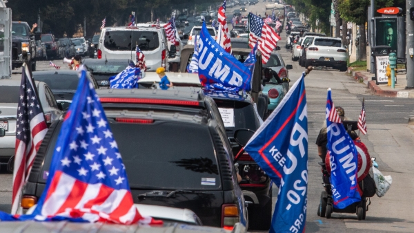 2020年9月13日加州洛杉矶附近，川普支持者举行的开车游行活动。（图片来源：APU GOMES/AFP via Getty Images）