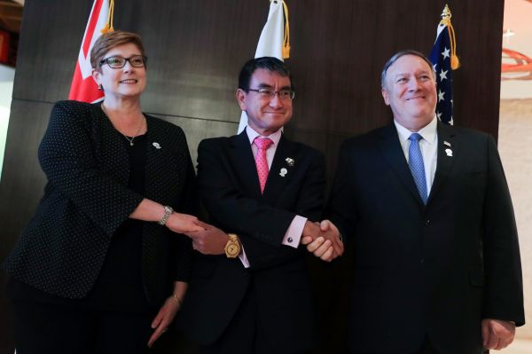 2019年8月1日，澳大利亞外長佩恩（左），日本外交大臣河野太郎和美國國務卿蓬佩奧在曼谷舉行的東盟會議期間合影。