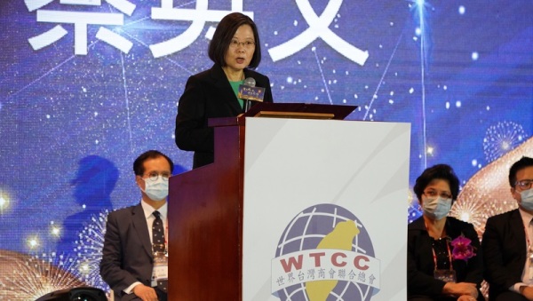 總統蔡英文29日上午在臺北圓山大飯店出席「世界臺灣商會聯合總會第26屆年會」的開幕典禮，為活動致詞。