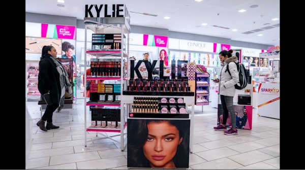 高中毕业后和姊姊坎达儿・珍娜一起推出自有品牌KENDALL+KYLIE，并拥有自己的美妆品牌Kylie Cosmetics。