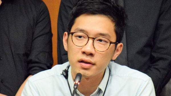 有人权倡导人士说，香港50多名泛民主活动人士及其支持者被逮捕了，这是港版国安法在确定逮捕对象跟理由方面丢弃了最后的约束。对此，香港众志创党主席罗冠聪直言，口头谴责不够。资料照。