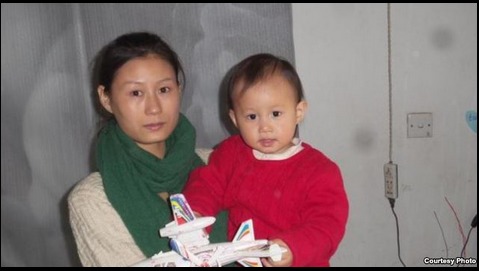 云南诗人王藏被警方带走后，迄今失联，其妻及儿女后续也与外界失联，维权人士持续呼吁众人予以关切。图为王藏妻子王丽及女儿。