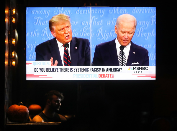2020年9月29日晚间，川普和拜登之间的首场总统大选辩论，吸引了全美很多选民观看。（图片来源：Mario Tama/Getty Images）