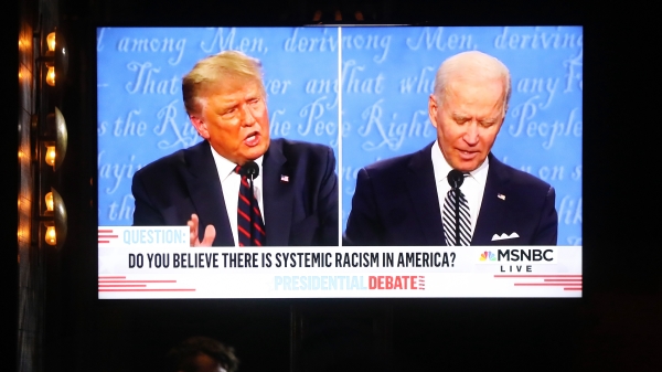 2020年9月29日晚，川普和拜登进行首场总统大选辩论，吸引了全美很多选民观看。（图片来源：Mario Tama/Getty Images）