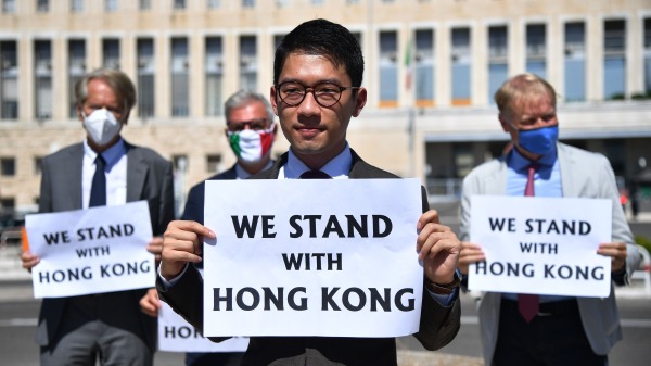 罗冠聪流亡英国后，继续在海外为香港发声。图为今年8月中共外长王毅到访意大利前，罗冠聪在意大利呼吁政府支持香港。（图片来源：Getty Images）