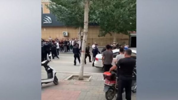 警方到内蒙古学校里去抓捕参与了聚集抗议行动的学生。