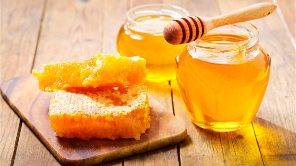 蜂蜜中的鎂元素，能抑制中樞神經異常興奮，有安神助眠作用。