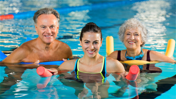 游泳等有氧運動能夠避免肌肉流失、增加力量，作為維持肌肉量的保護因子。