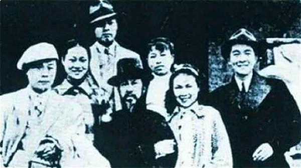 江青在上海时，与唐纳（右一）、金山合影。